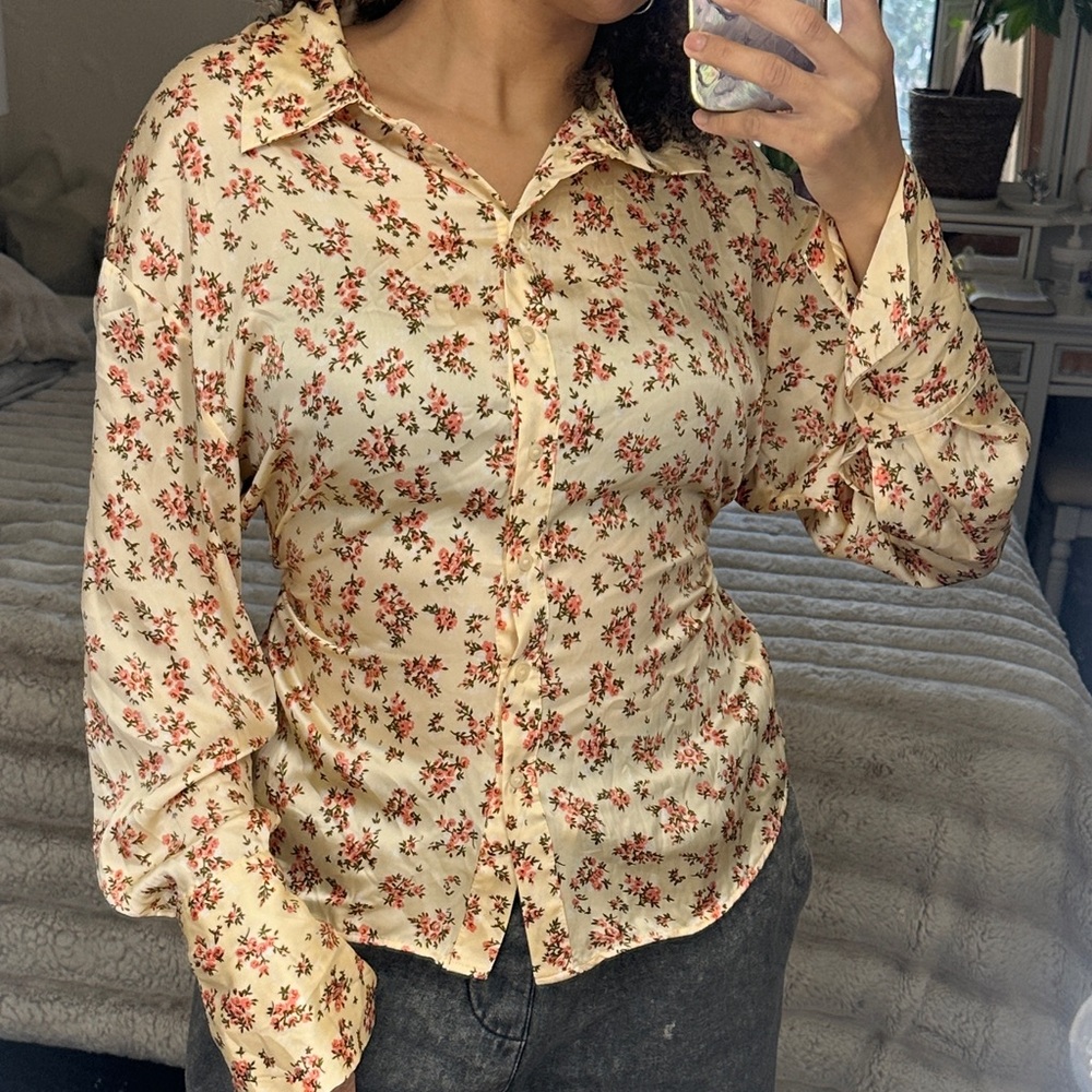 Zara Cream Floral Button-Up used Blouse size medium in good condition